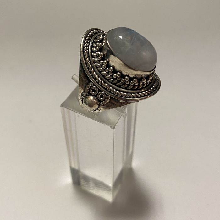sterling-silver-moonstone-ring | Art Gecko